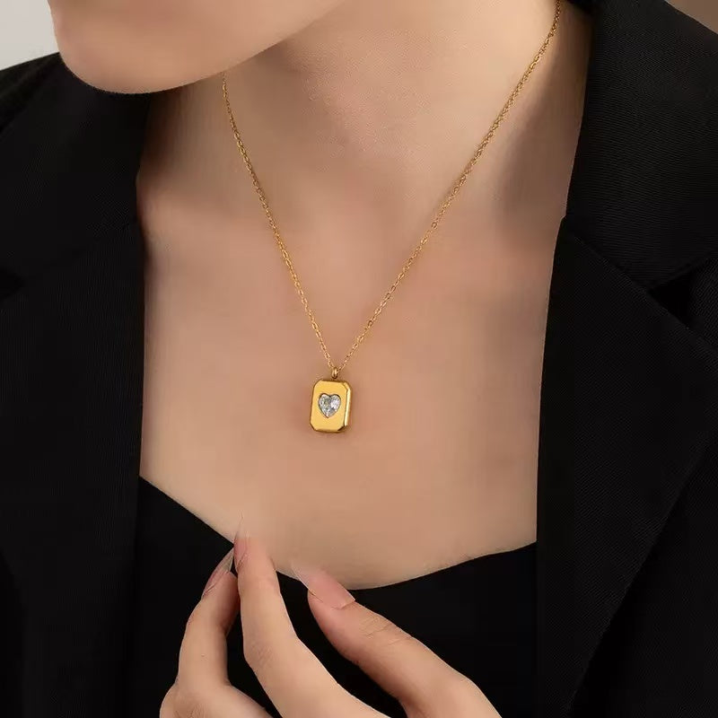 Collana con Pendente Cuore Incastonato – Eleganza Semplice e Brillante