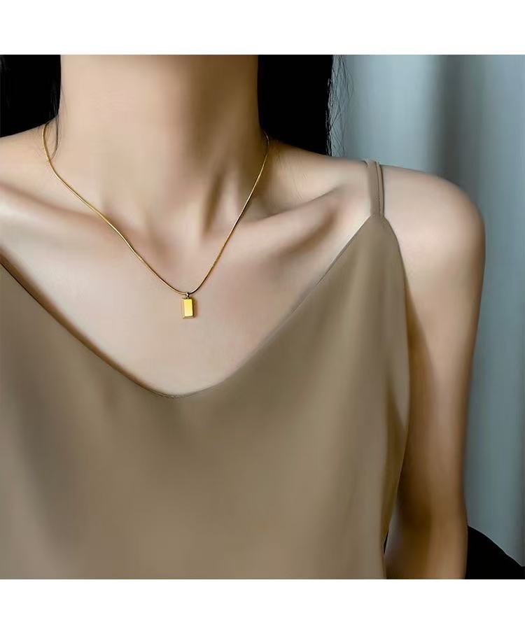 Collana Dorata con Pendente Rettangolare Minimal – Eleganza Essenziale