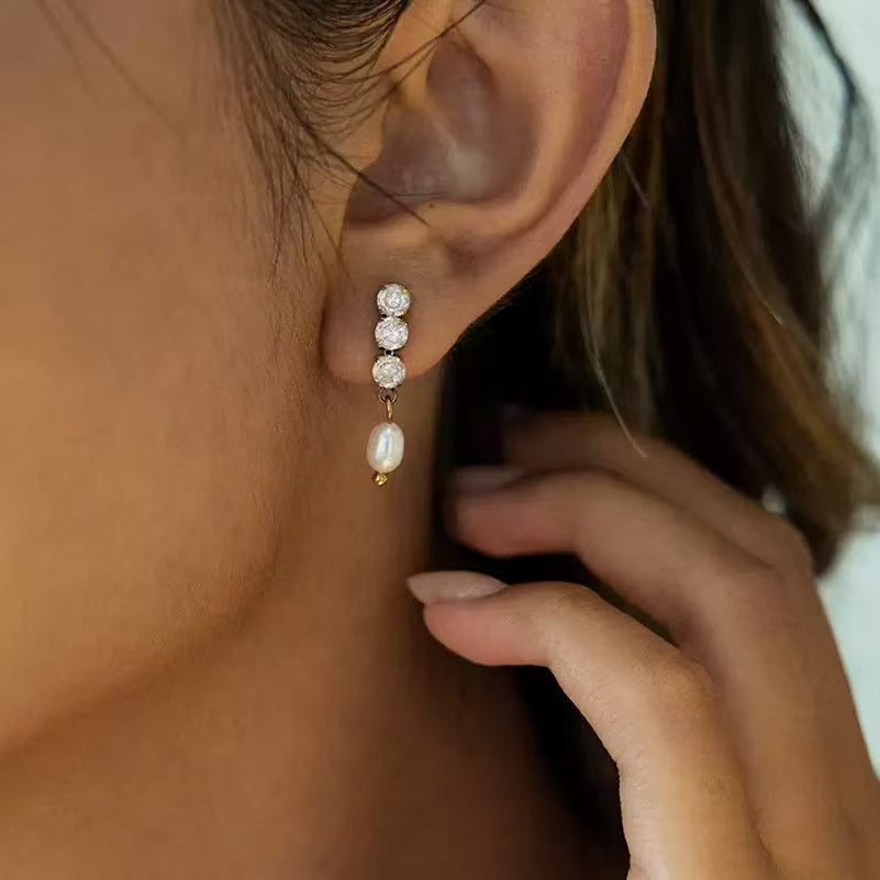 Orecchini Pendenti con Zirconi e Perla – Eleganza Luminosa per Ogni Occasione
