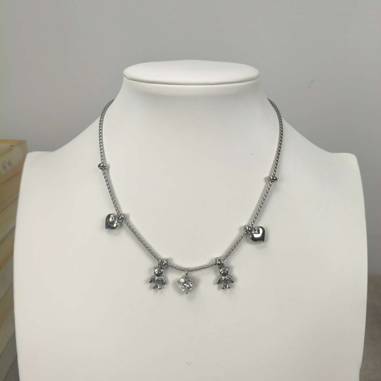 Collana “Dolly Charms” – Tenerezza Brillante e Stile Moderno