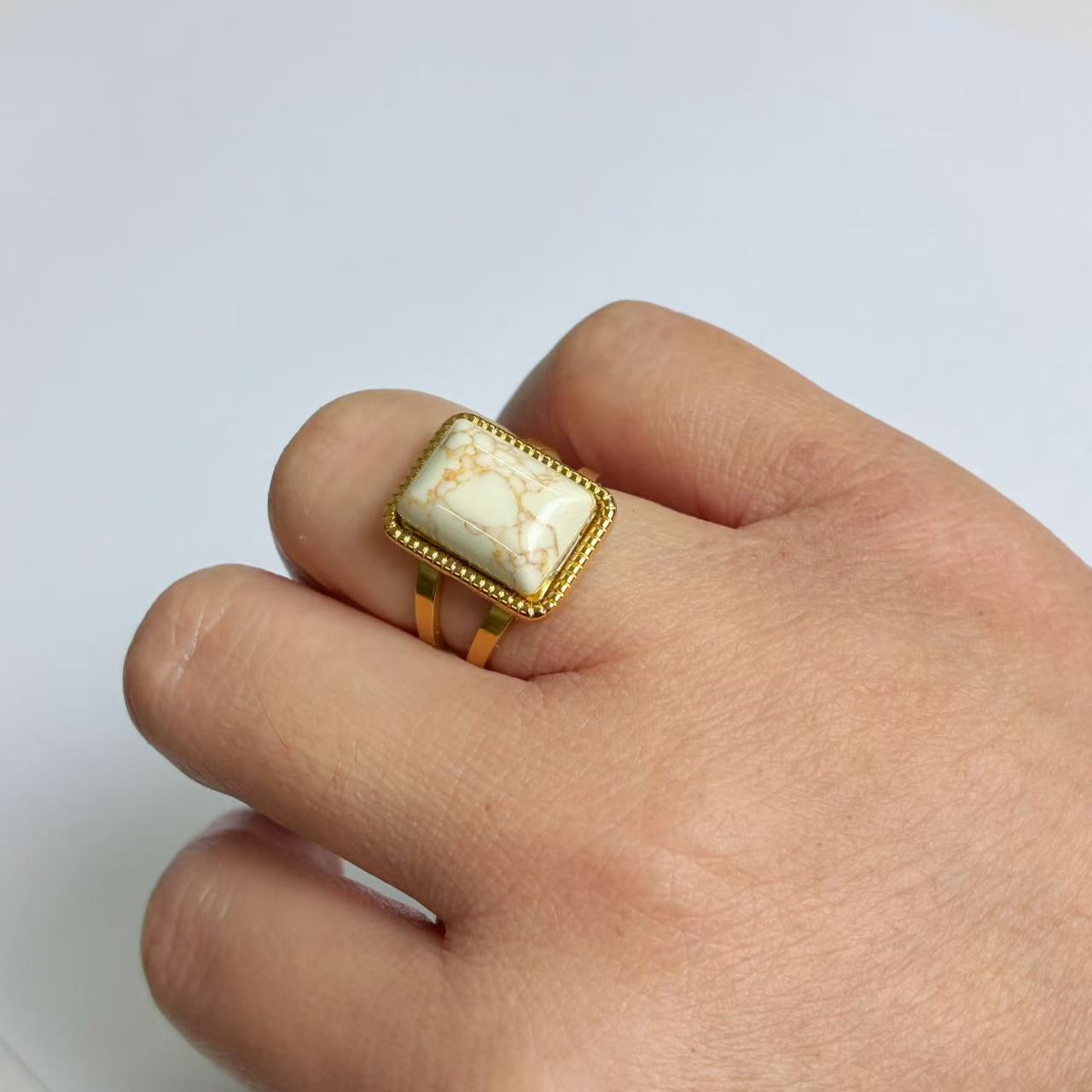 Anello con Pietra Rettangolare Effetto Marmo – Acciaio Inossidabile Oro