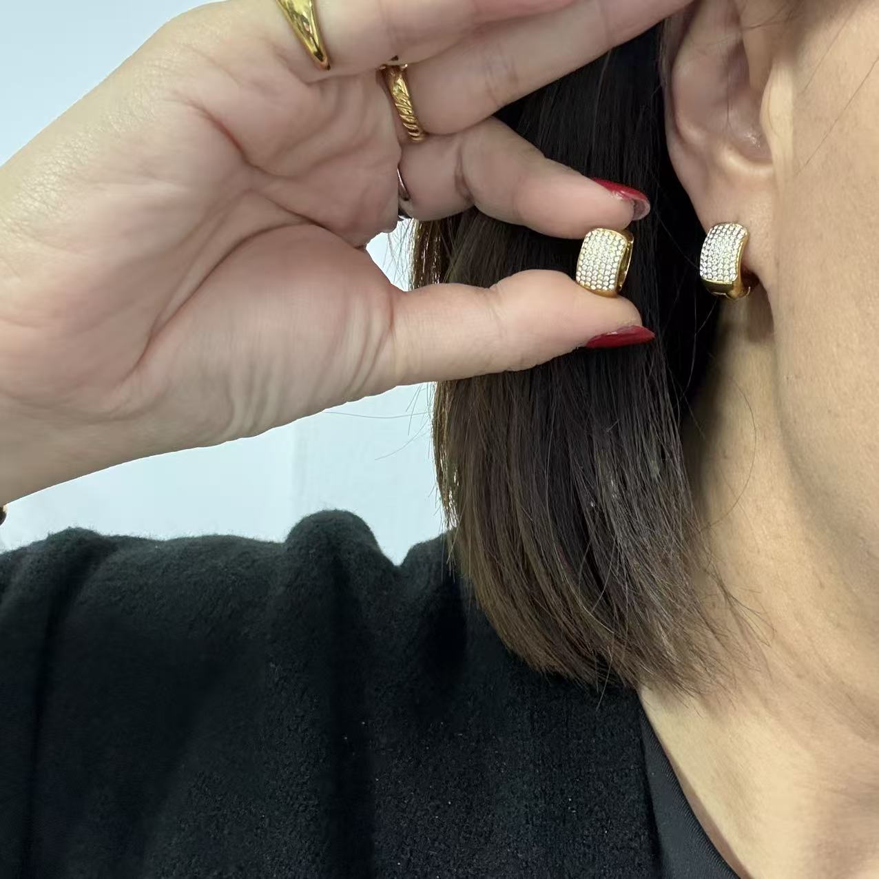 Orecchini “Luce Preziosa” – Cerchi Dorati con Pavé Brillante