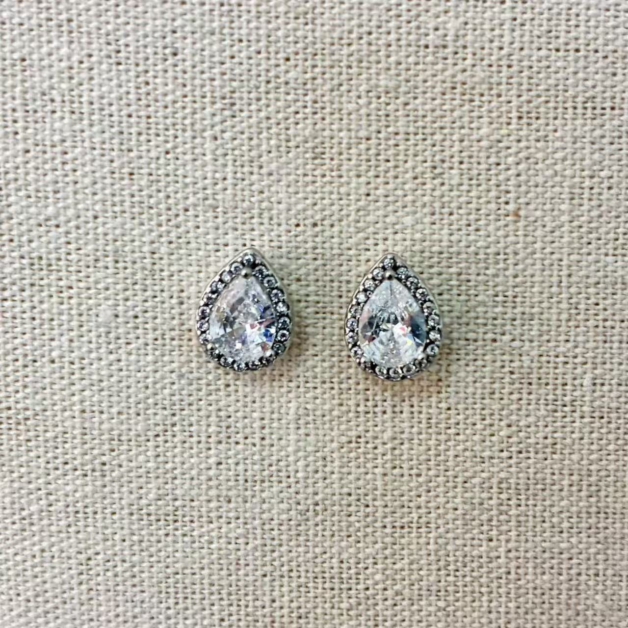 Orecchini "Goccia di Splendore" – Stud con Halo di Cristalli