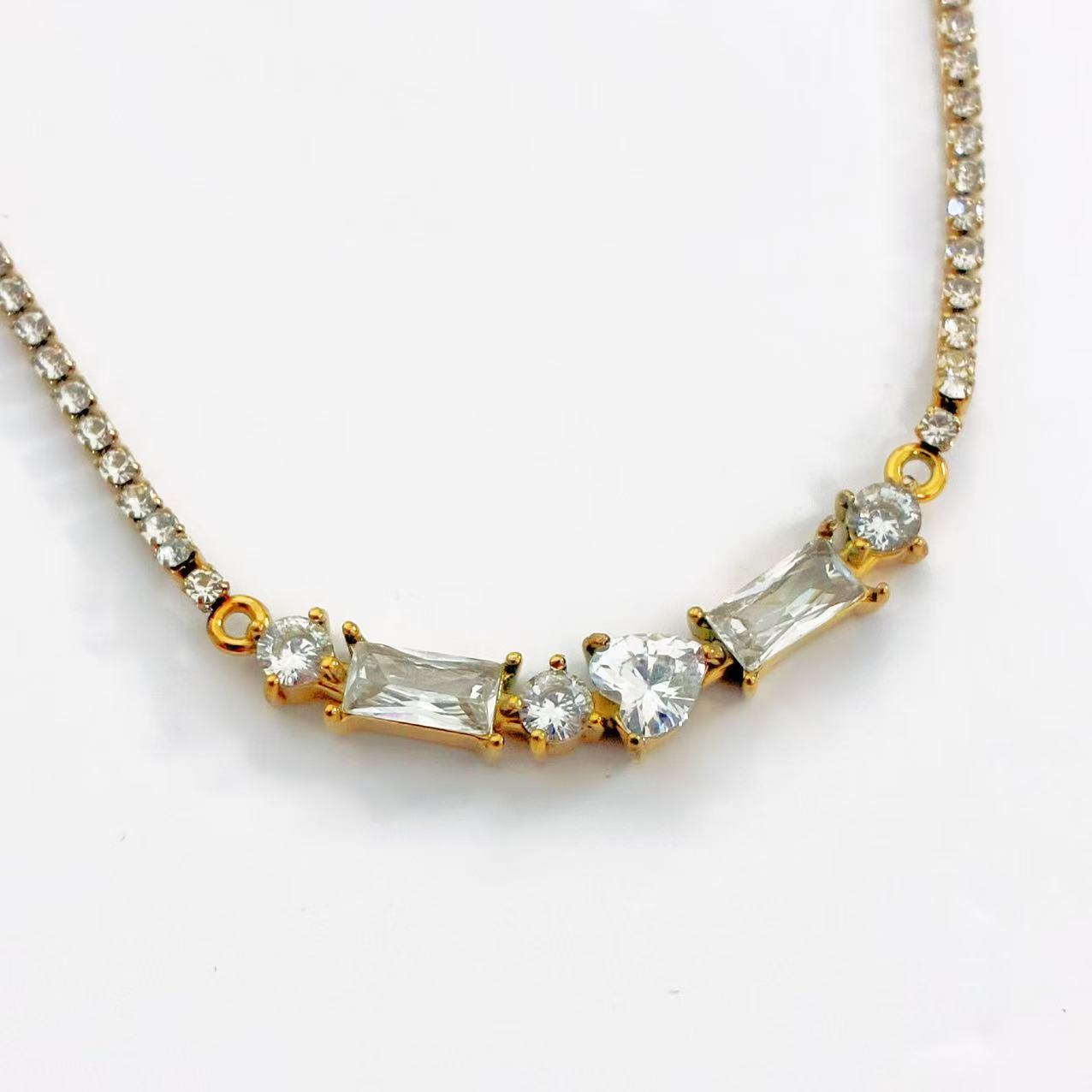 Collana Elegante con Cristalli Geometrici & Filo Luminoso