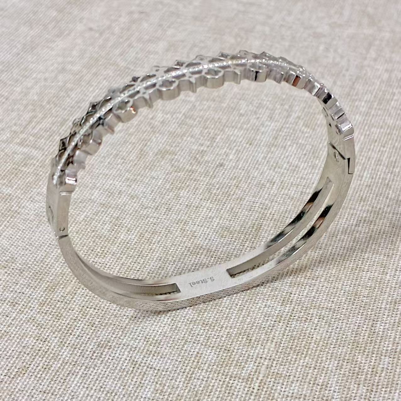 Bracciale rigido Floreale con la chiusura laterale