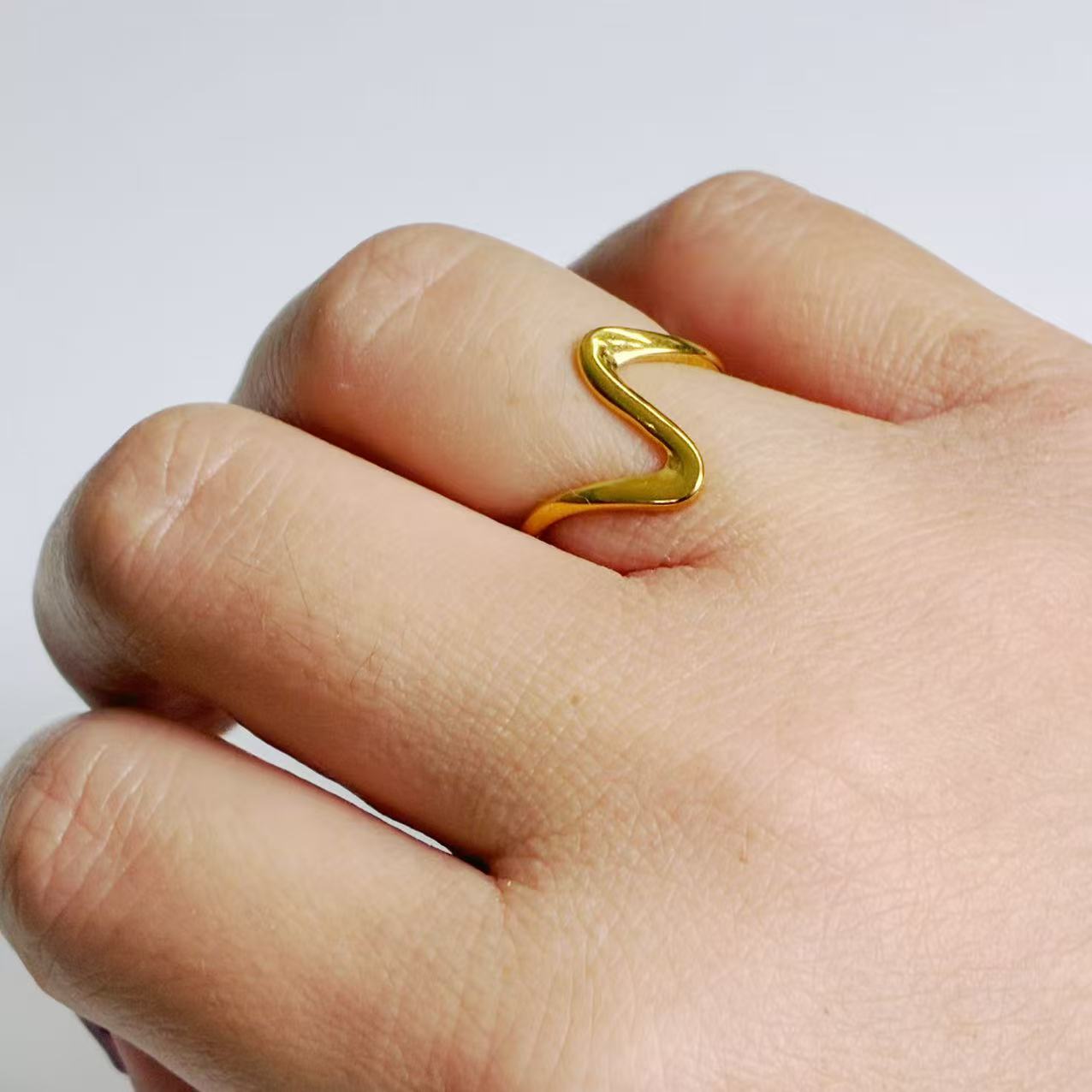 Anello Minimalista con Linea Irregolare – Acciaio Inossidabile