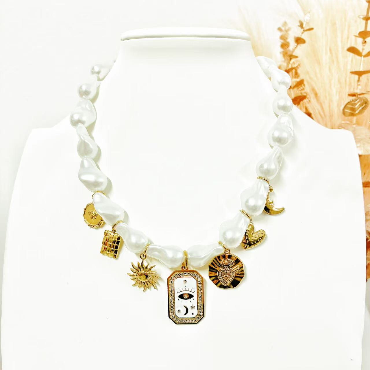 Collana “Perle Arcane” – Amuleti Mistici su Perle Irregolari