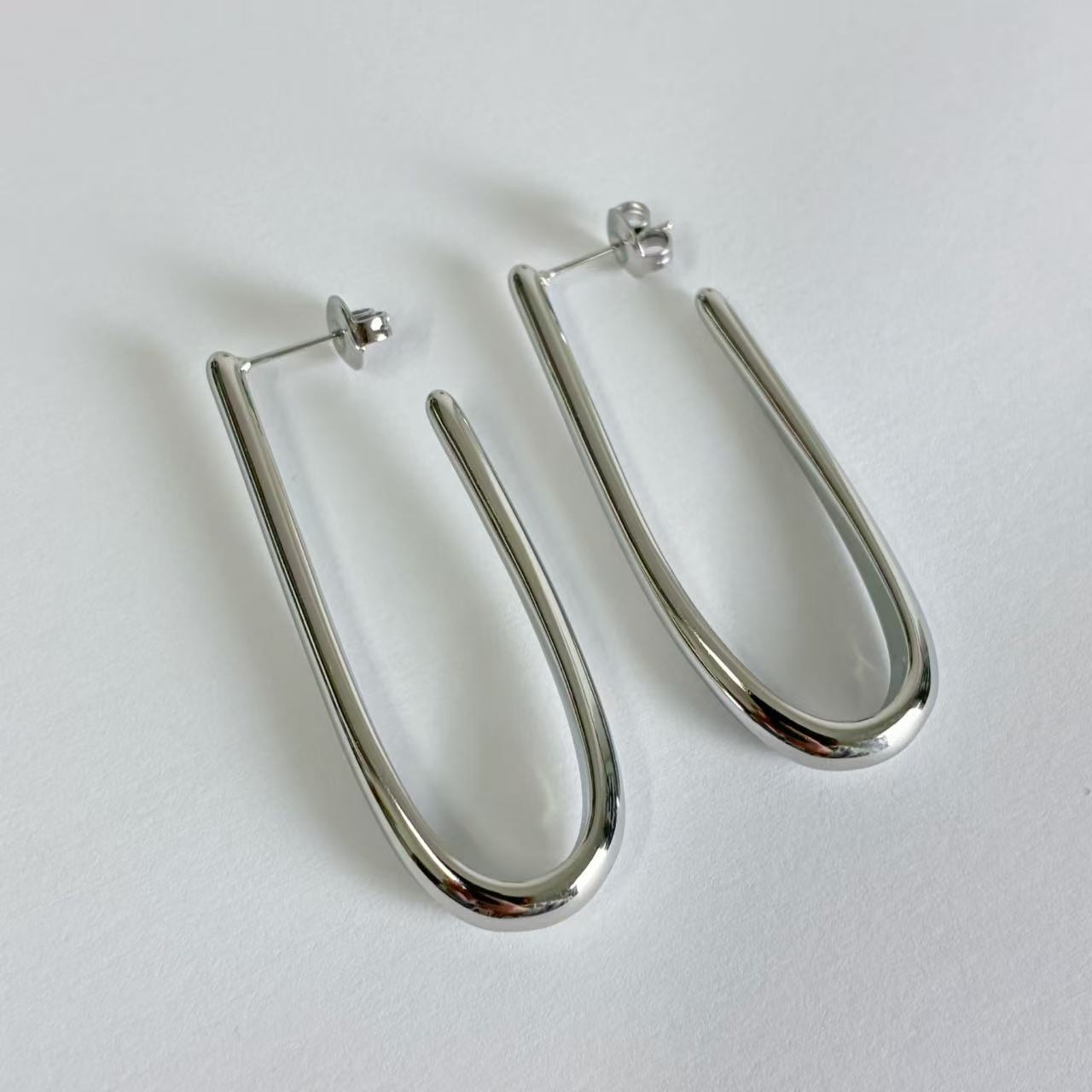 Orecchini “Arco di Grazia” – Eleganza dal Design Contemporaneo