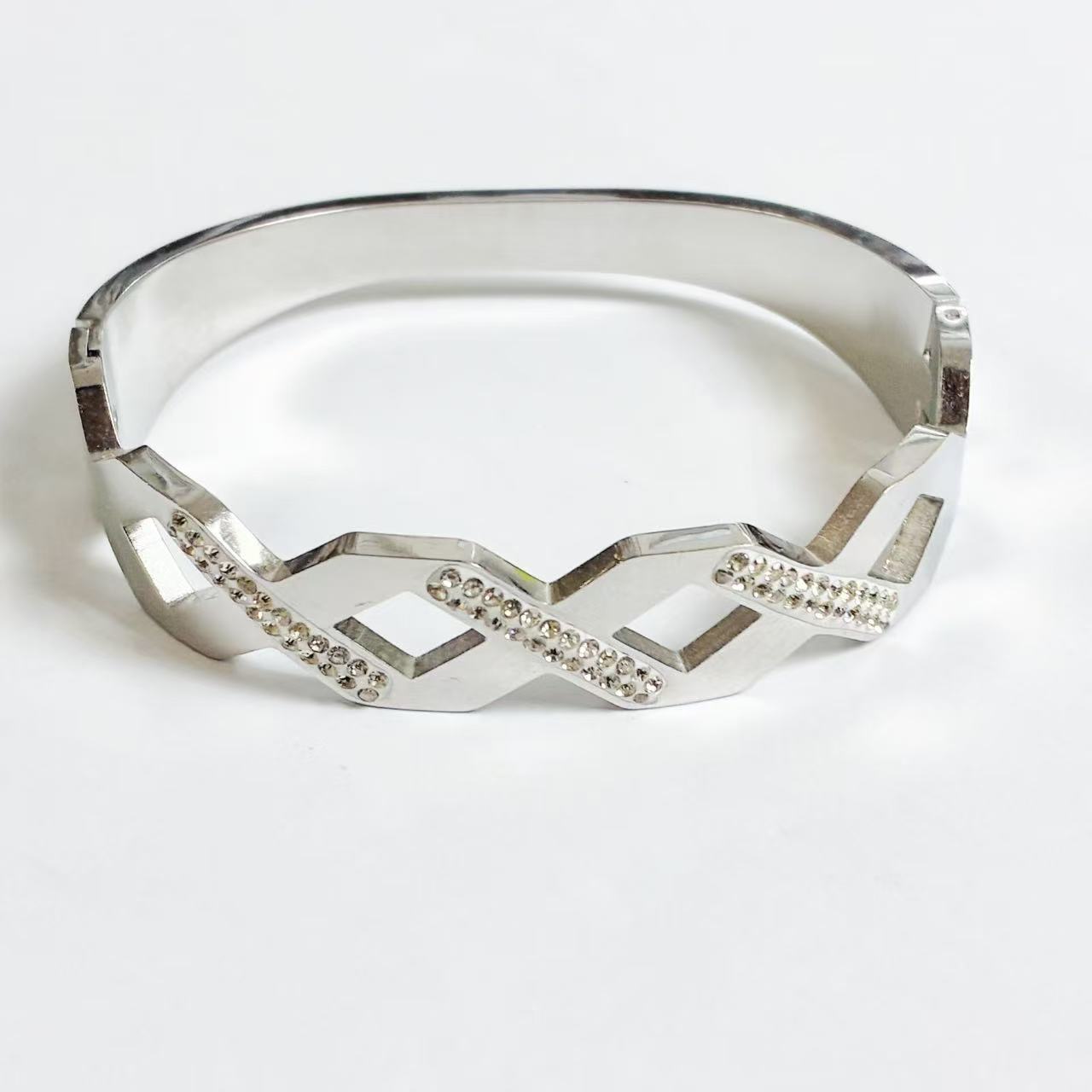 Bracciale Rigido “Geometria Luminosa” – Eleganza Contemporanea in Argento