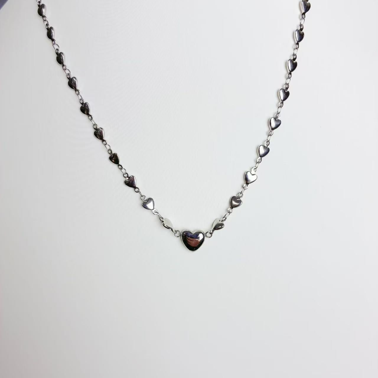 Collana “Cuoricini in Scia” – Una Delicata Costellazione d’Amore