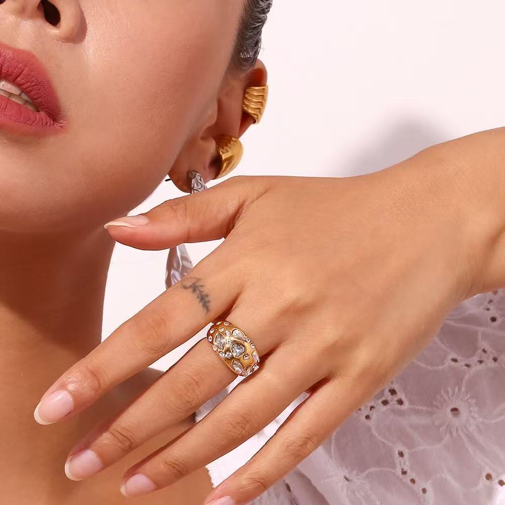 Anello “Mosaico Prezioso” – Fascia Scultorea dal Carattere Ricercato