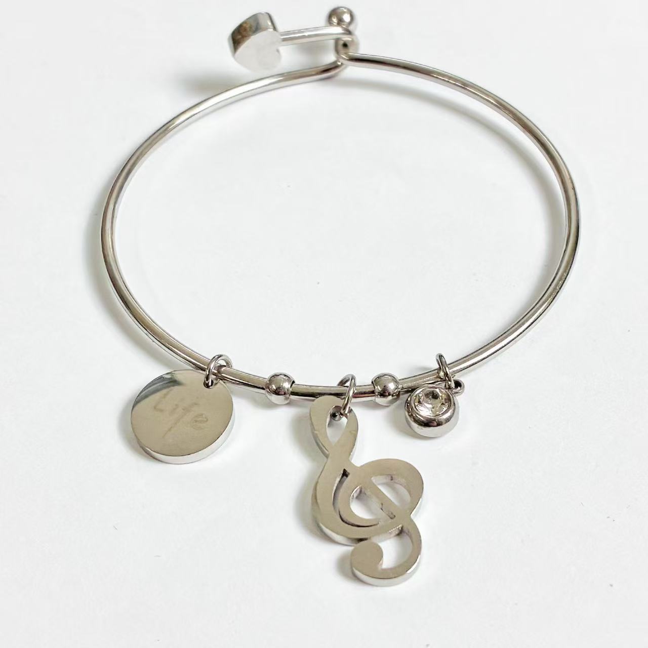 Bracciale con Ciondolo Chiave di Violino – Stile Armonioso e Femminile