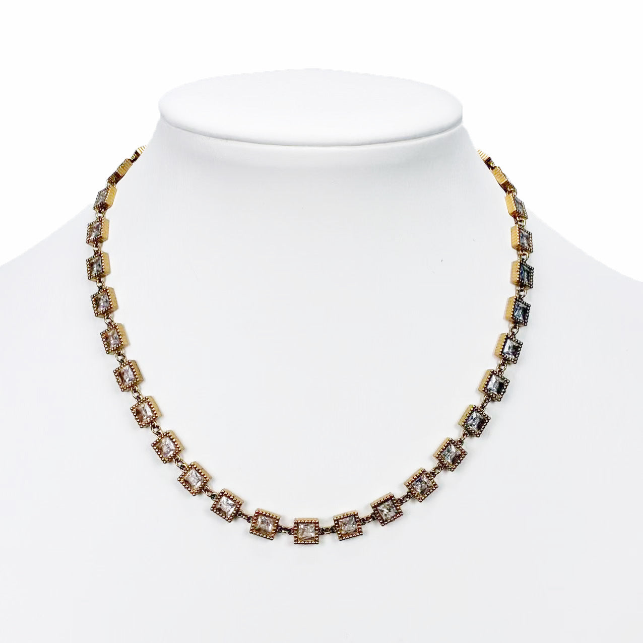 Collana “Luce Geometrica” – Eleganza Strutturata e Brillantezza Moderna