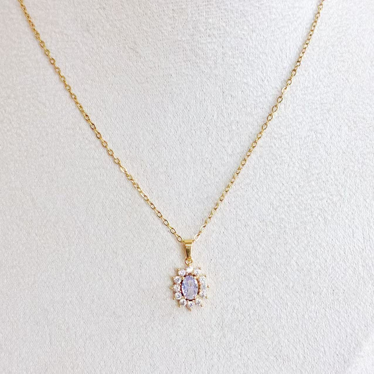 Collana "Splendore Regale" – Pendente a Rosetta con Cristalli