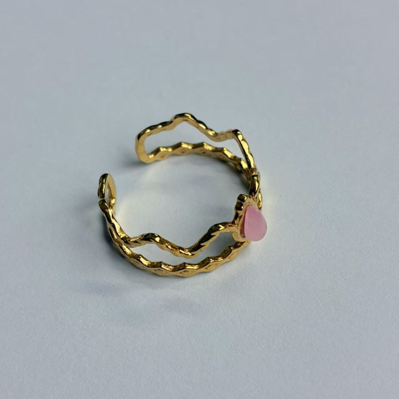 Anello Corona con Pietra Rosa – Regolabile e Romantico