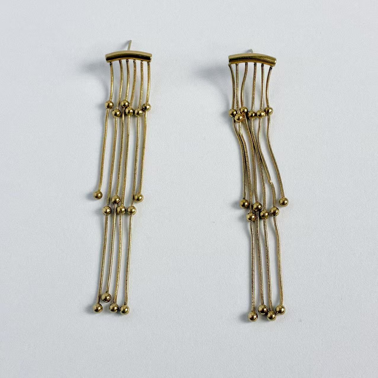 Orecchini Pendenti con Fili Sottili e Sfere