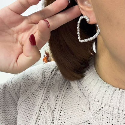 Orecchini Cerchi Romantici con Perle – Eleganza Scultorea e Delicata