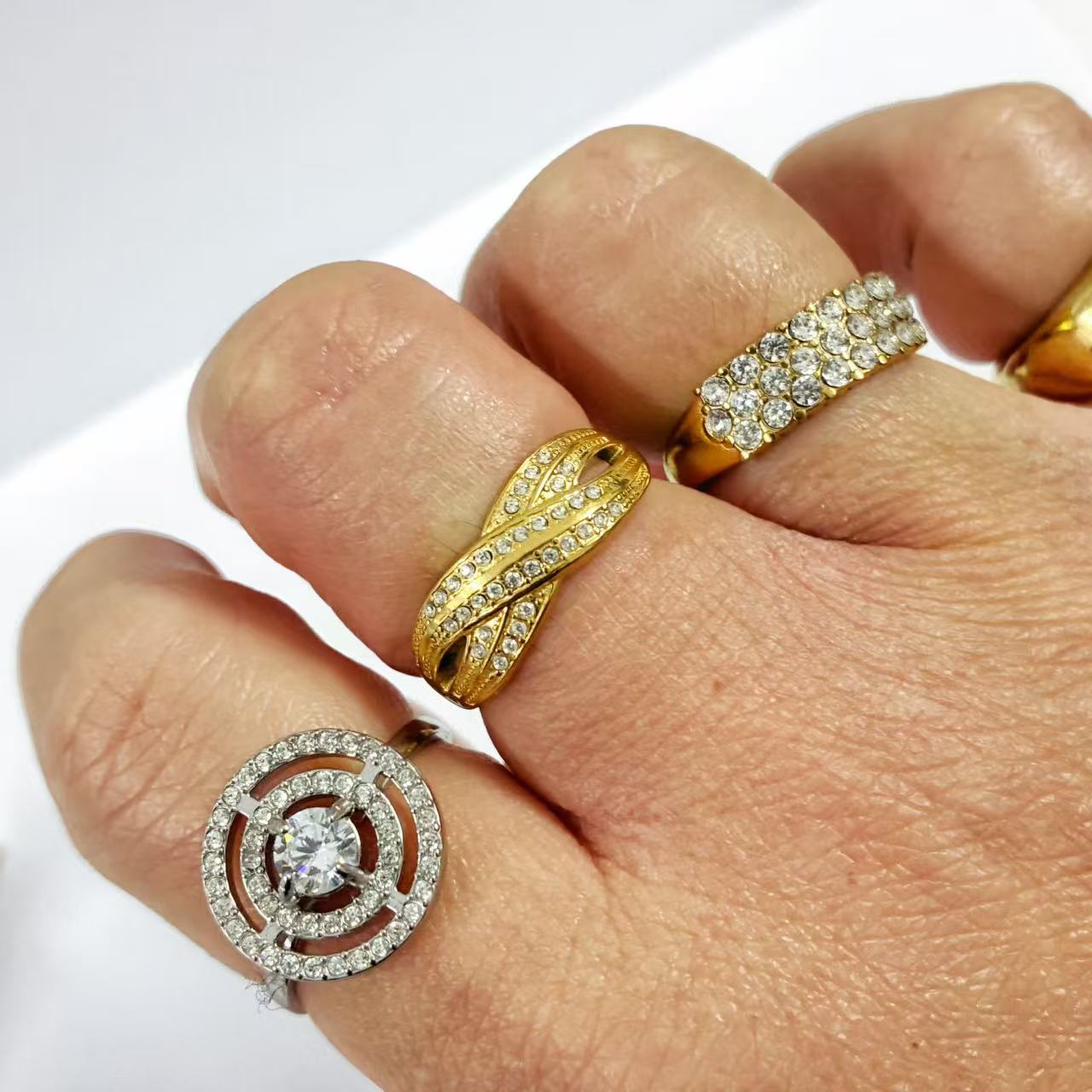 Anello “Intreccio di Brillanti” – Eleganza Stratificata e Luce Sofisticata