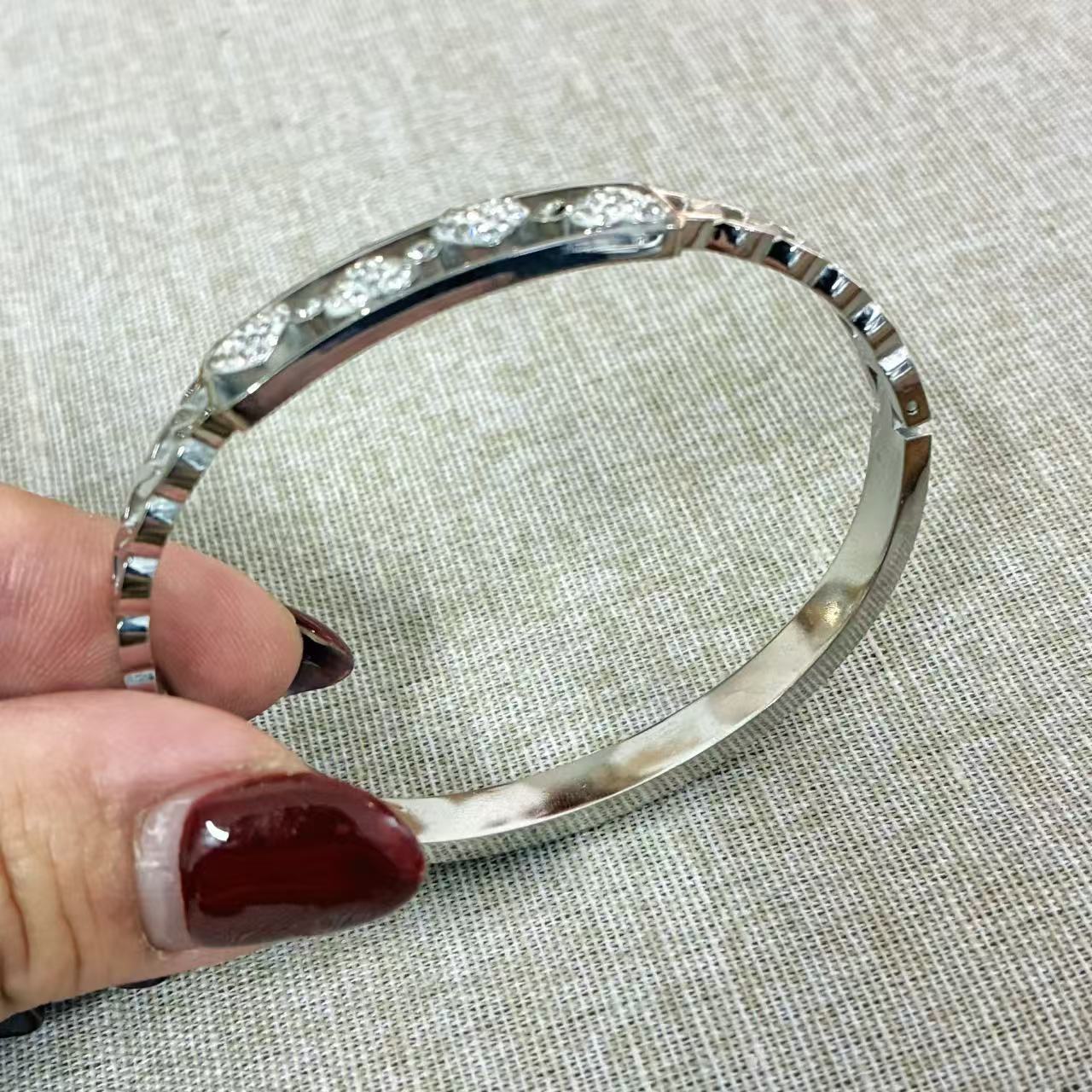 Bracciale rigido silver con cuori strass con la chiusura laterali