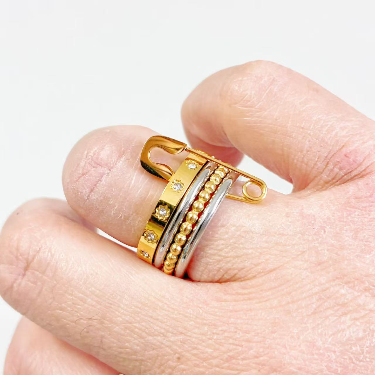 Anello Multi-Strato con Spilla – Stile Unico e Grintoso