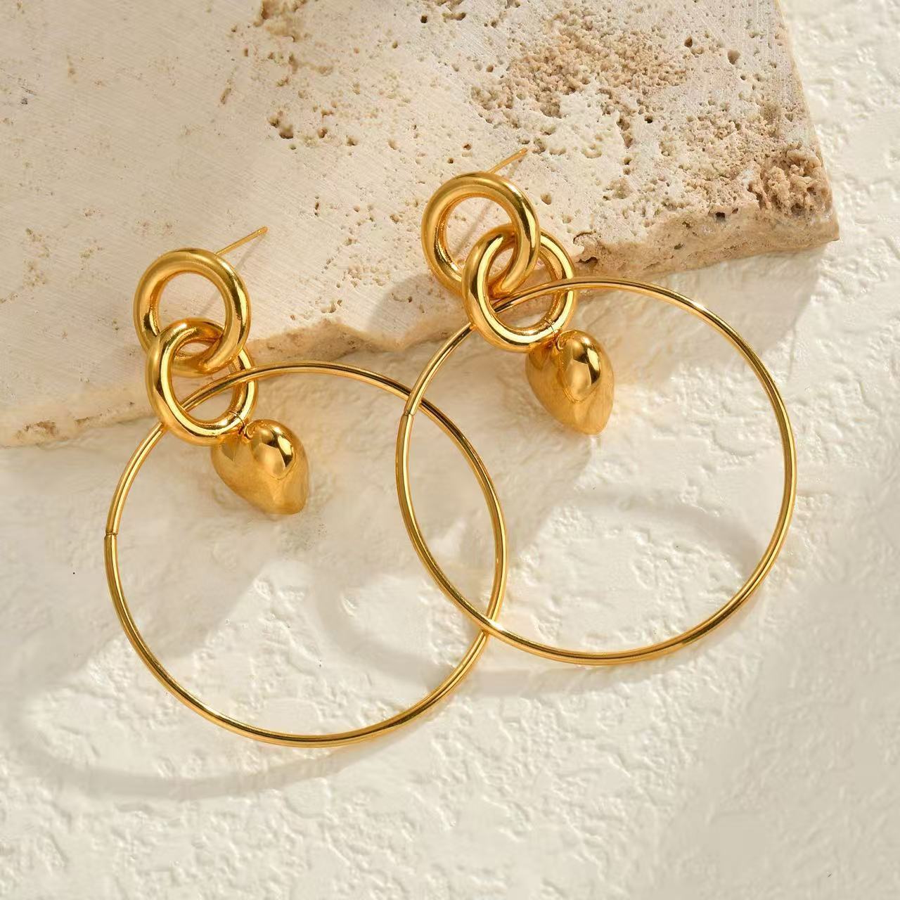 Orecchini a Cerchio con Cuore Pendente — Romanticismo Moderno e Linee Leggere