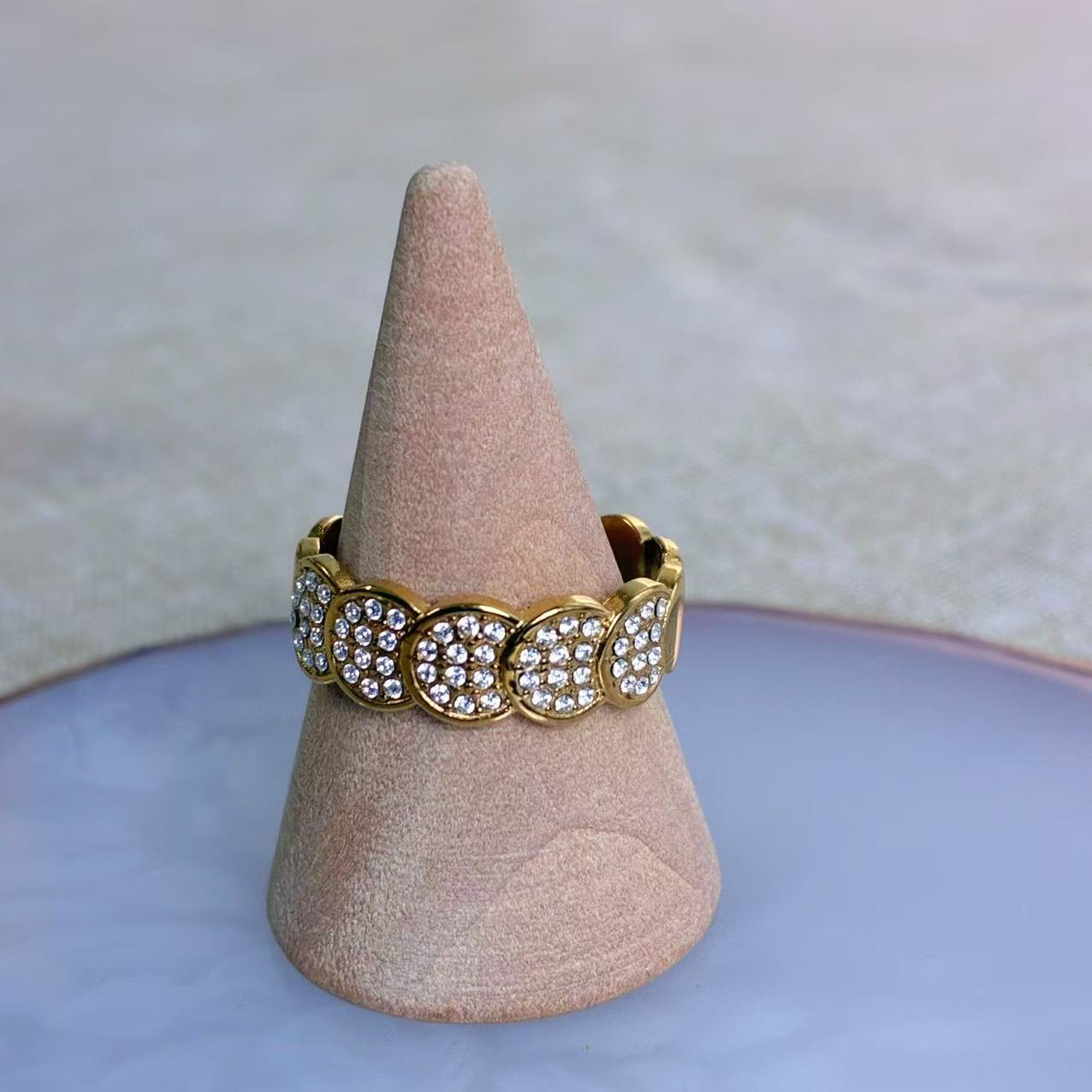 Anello “Cerchi di Luce” – Eleganza che brilla