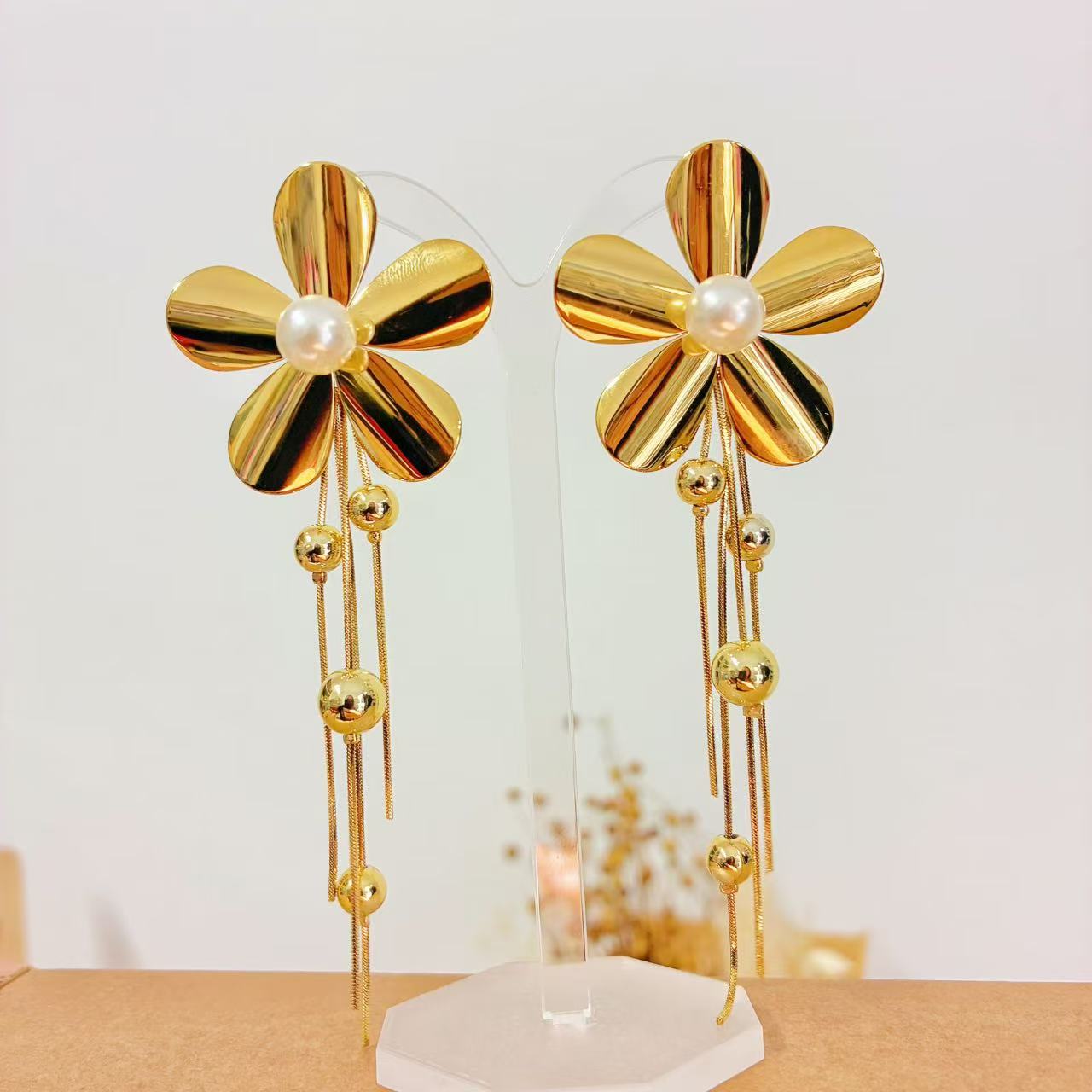 Orecchini Fiore Luminoso con Perla
