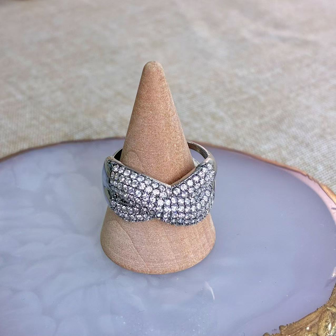 Anello “Intreccio di Luce” – L’eleganza che unisce