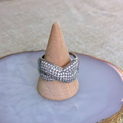 Anello “Intreccio di Luce” – L’eleganza che unisce