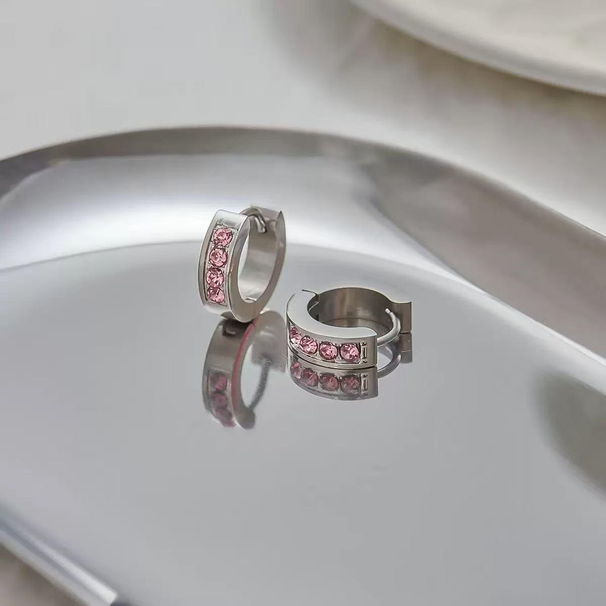 Orecchini Minimal con Dettagli Rosa — Delicatezza Moderna e Charme Romantico