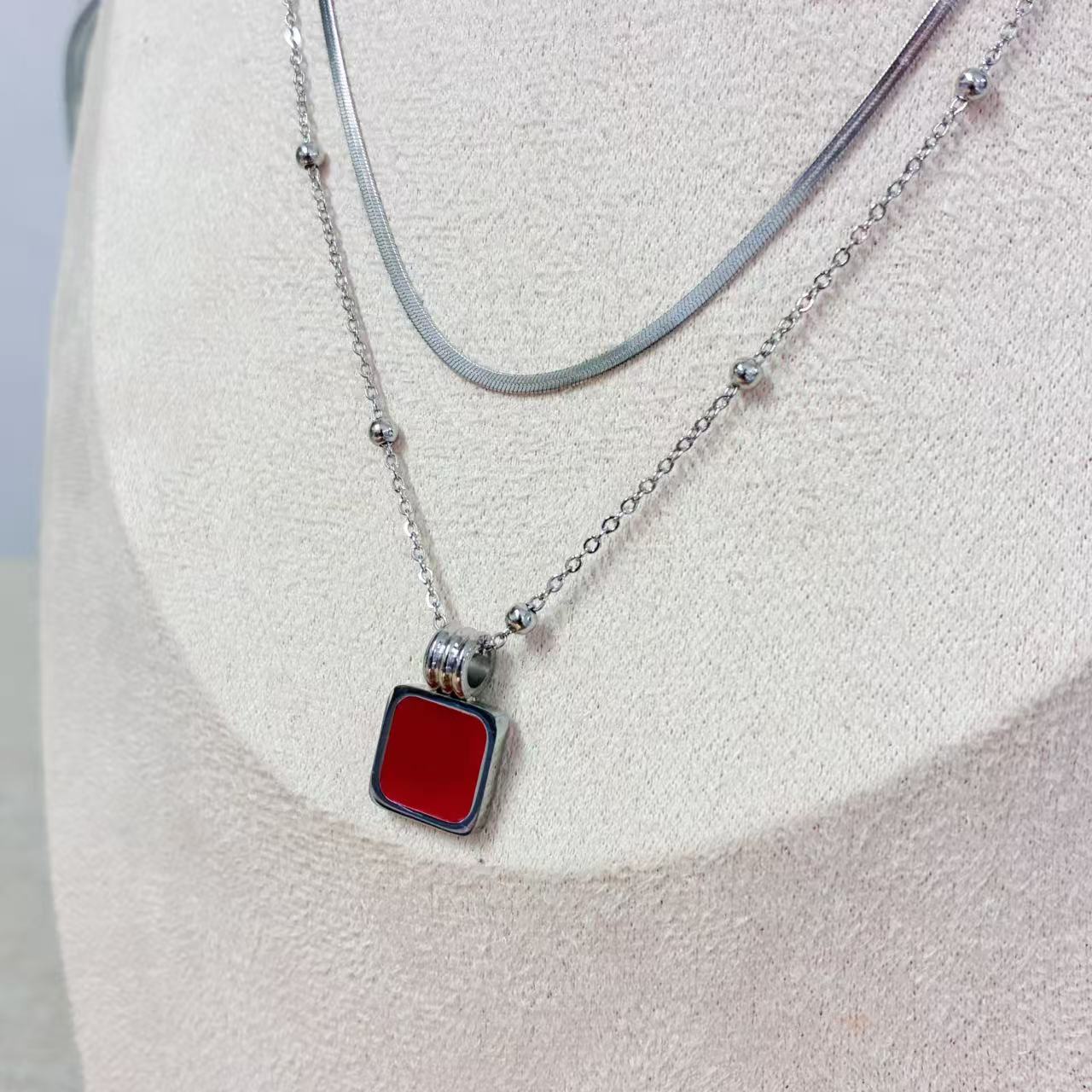 Collana “Rosso Vivo” – Acciaio Inossidabile & Pendente Smaltato Rosso