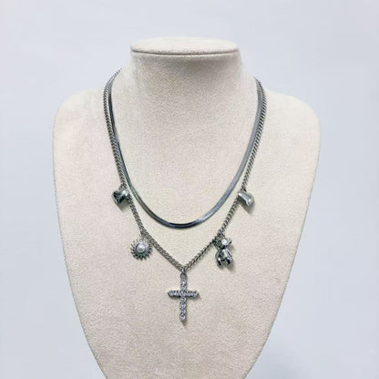 Collana Multistrato con Ciondoli Iconici – Stile Layering Moderno