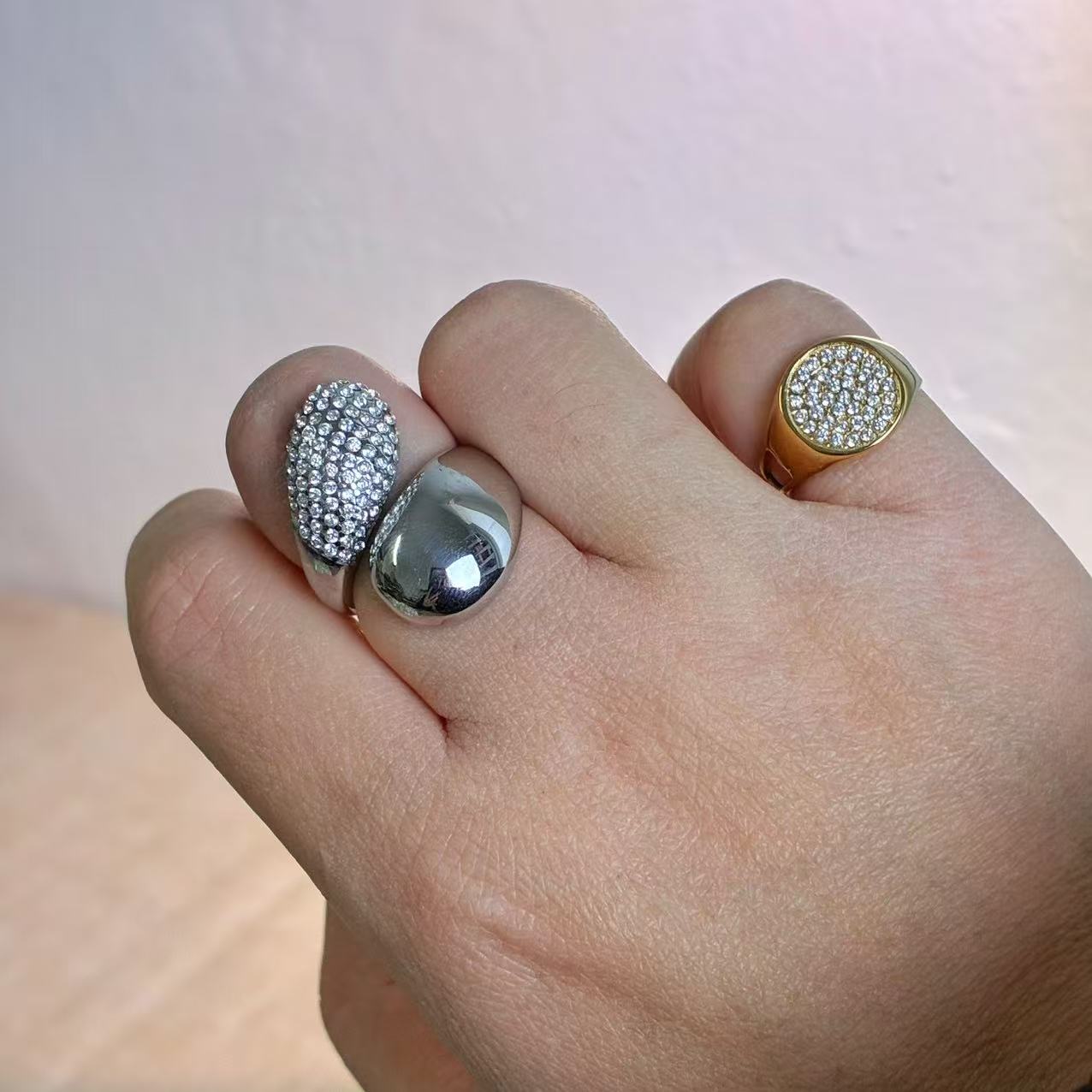 Anello “Onda di Luce” – L’arte del movimento