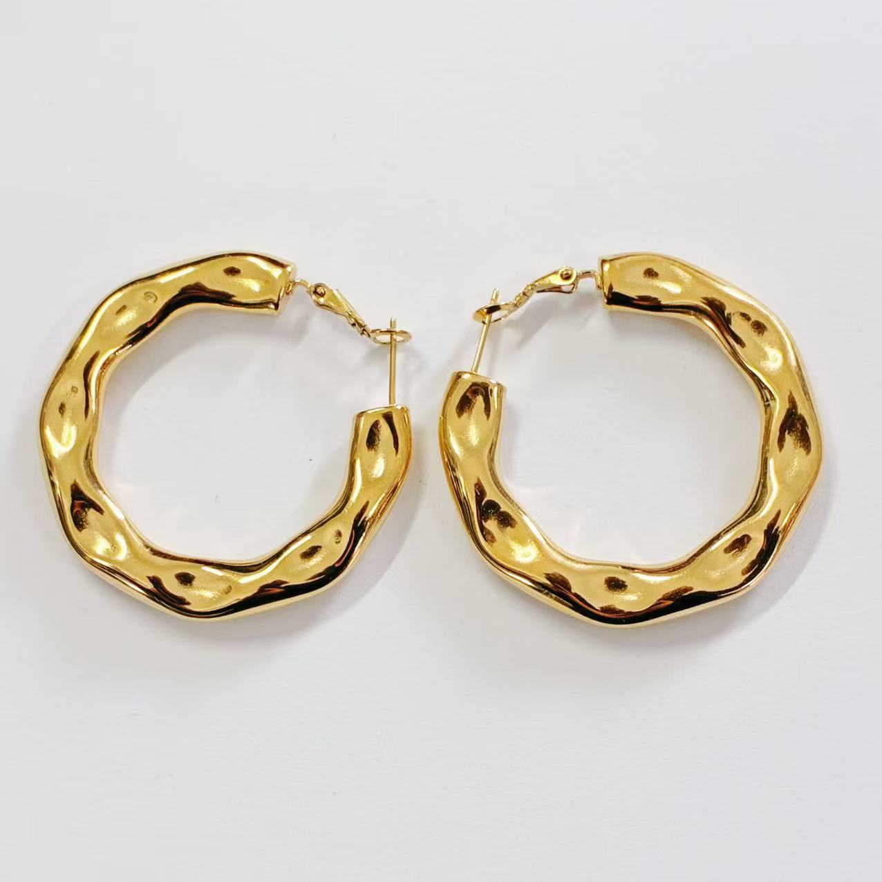 Orecchini a Cerchio “Forma Libera”