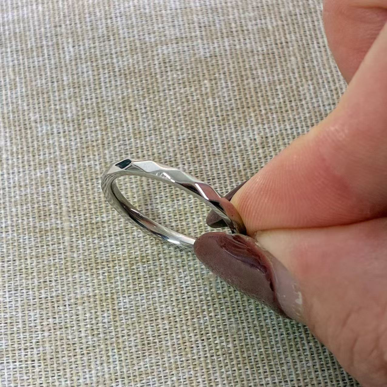 Anello “Luce Pura” – La semplicità che riflette eleganza