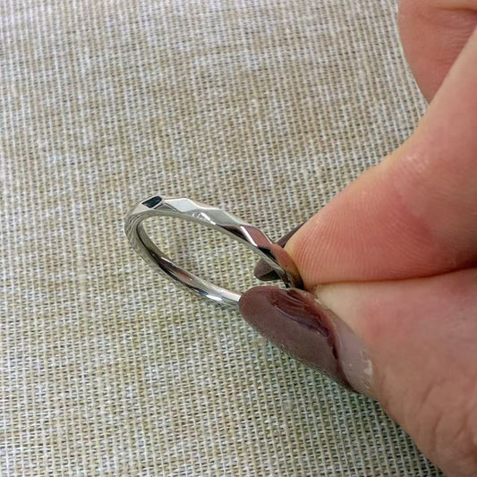 Anello “Luce Pura” – La semplicità che riflette eleganza