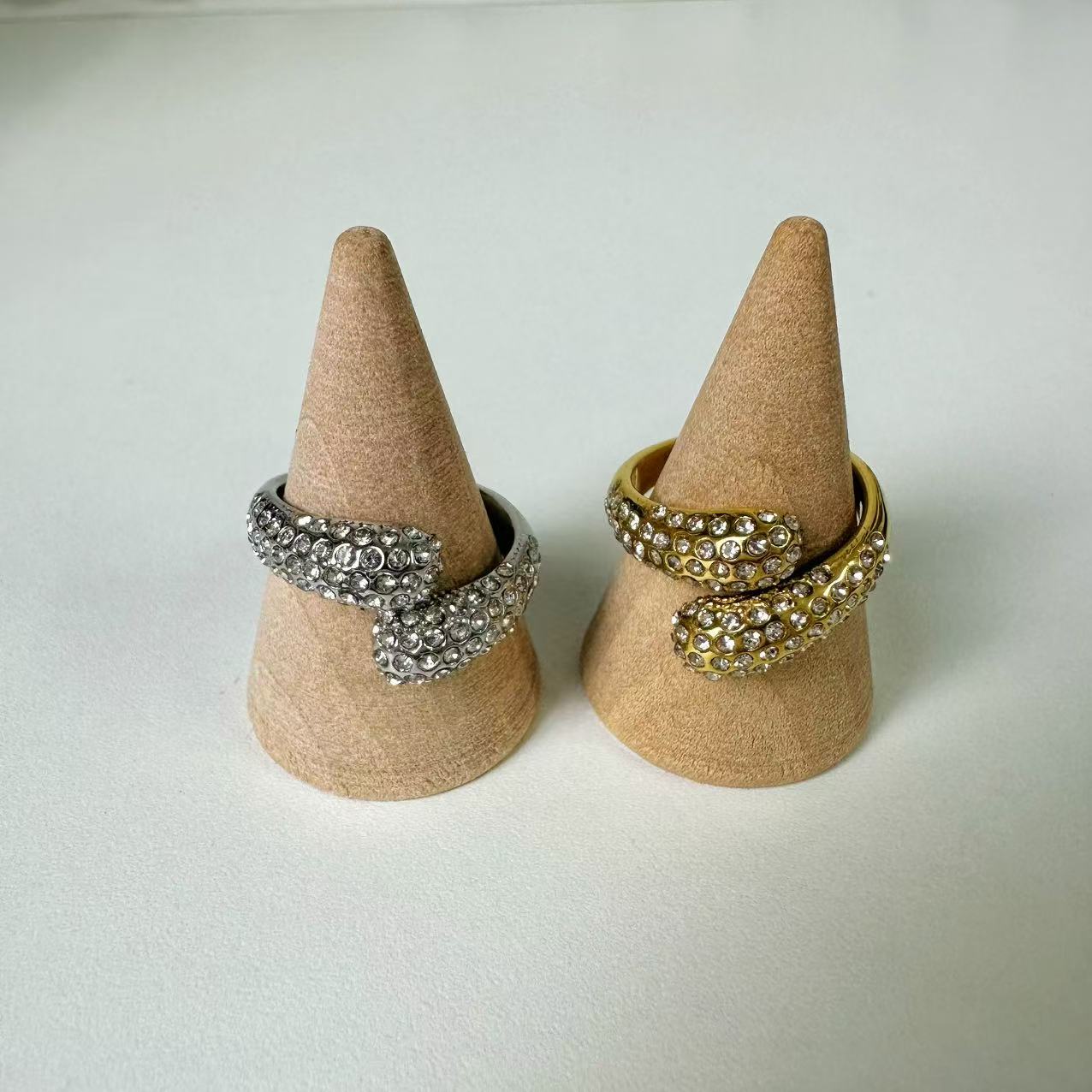 (A090)Anello con brillantini in acciaio inox