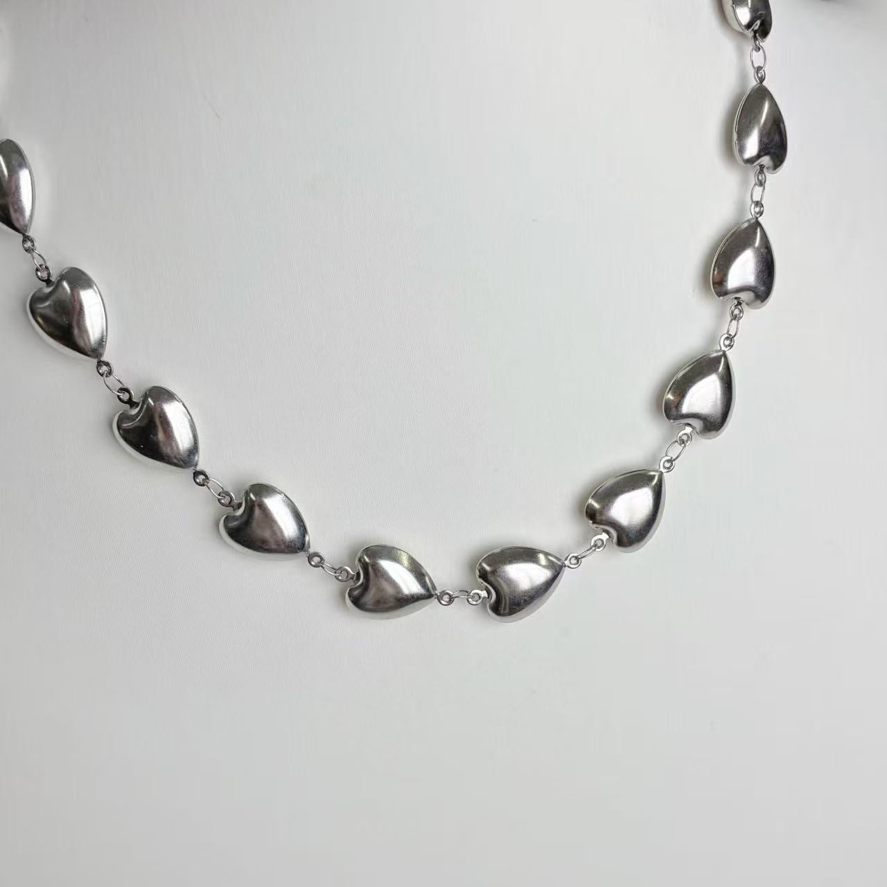 Collana “Cuori Lucidi” – Minimalismo Iconico con Charme Moderno