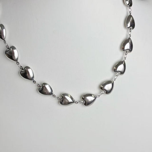 Collana “Cuori Lucidi” – Minimalismo Iconico con Charme Moderno