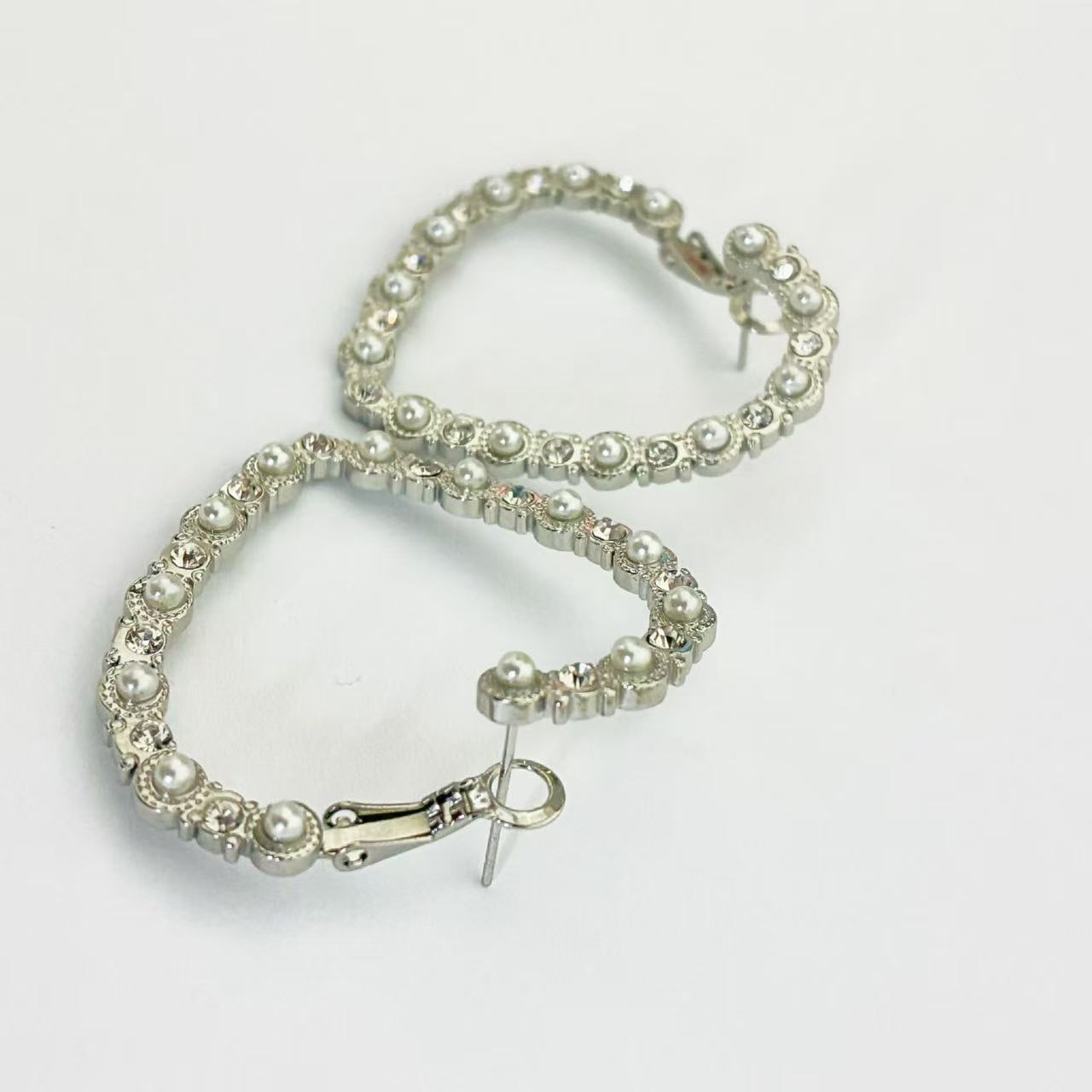 Orecchini Cerchi Romantici con Perle – Eleganza Scultorea e Delicata