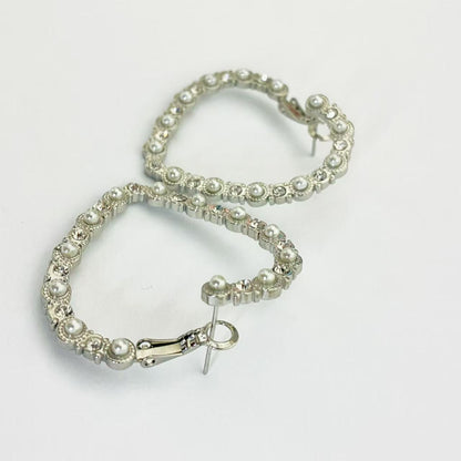 Orecchini Cerchi Romantici con Perle – Eleganza Scultorea e Delicata