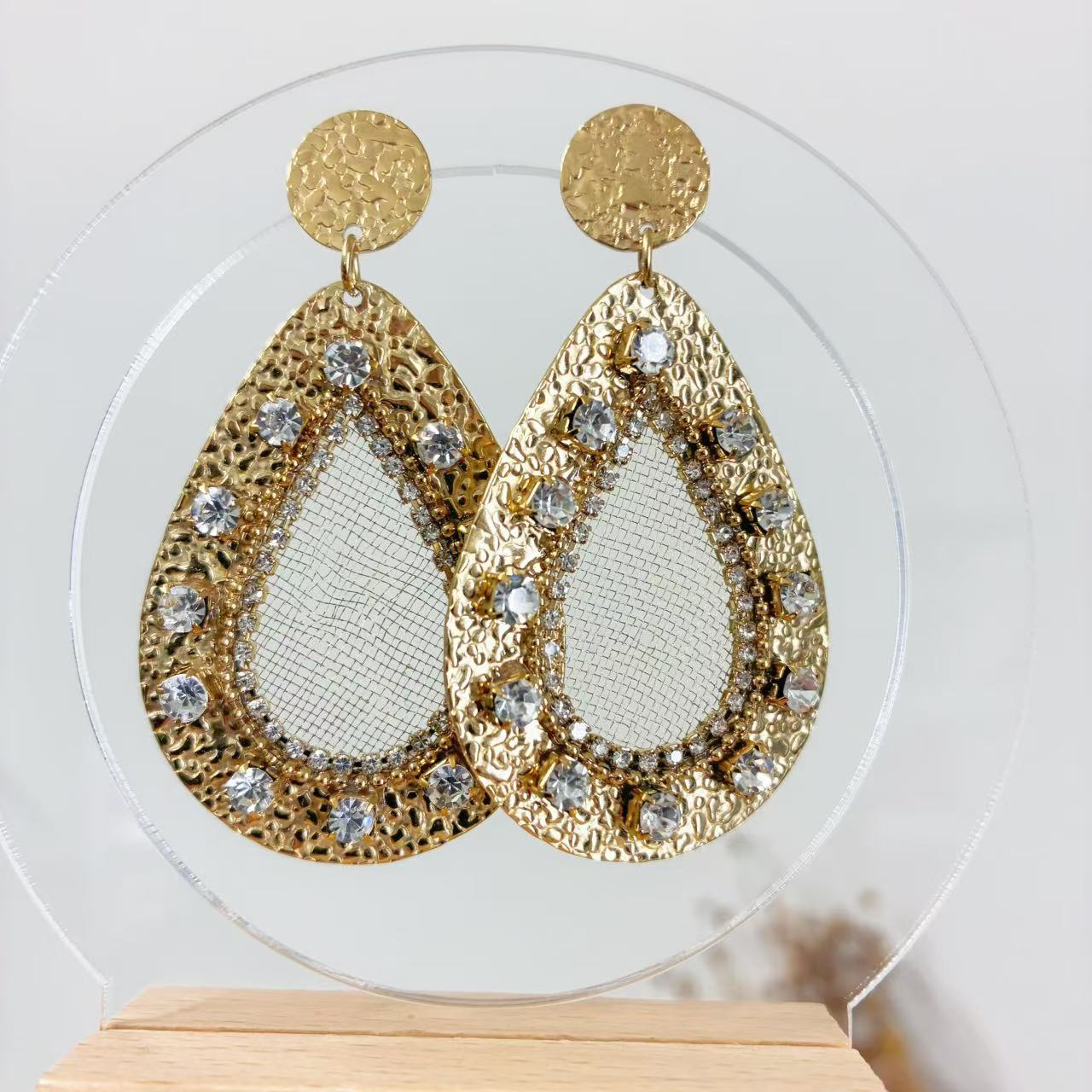 Orecchini Pendenti Martellati con Cristalli – Eleganza Scultorea