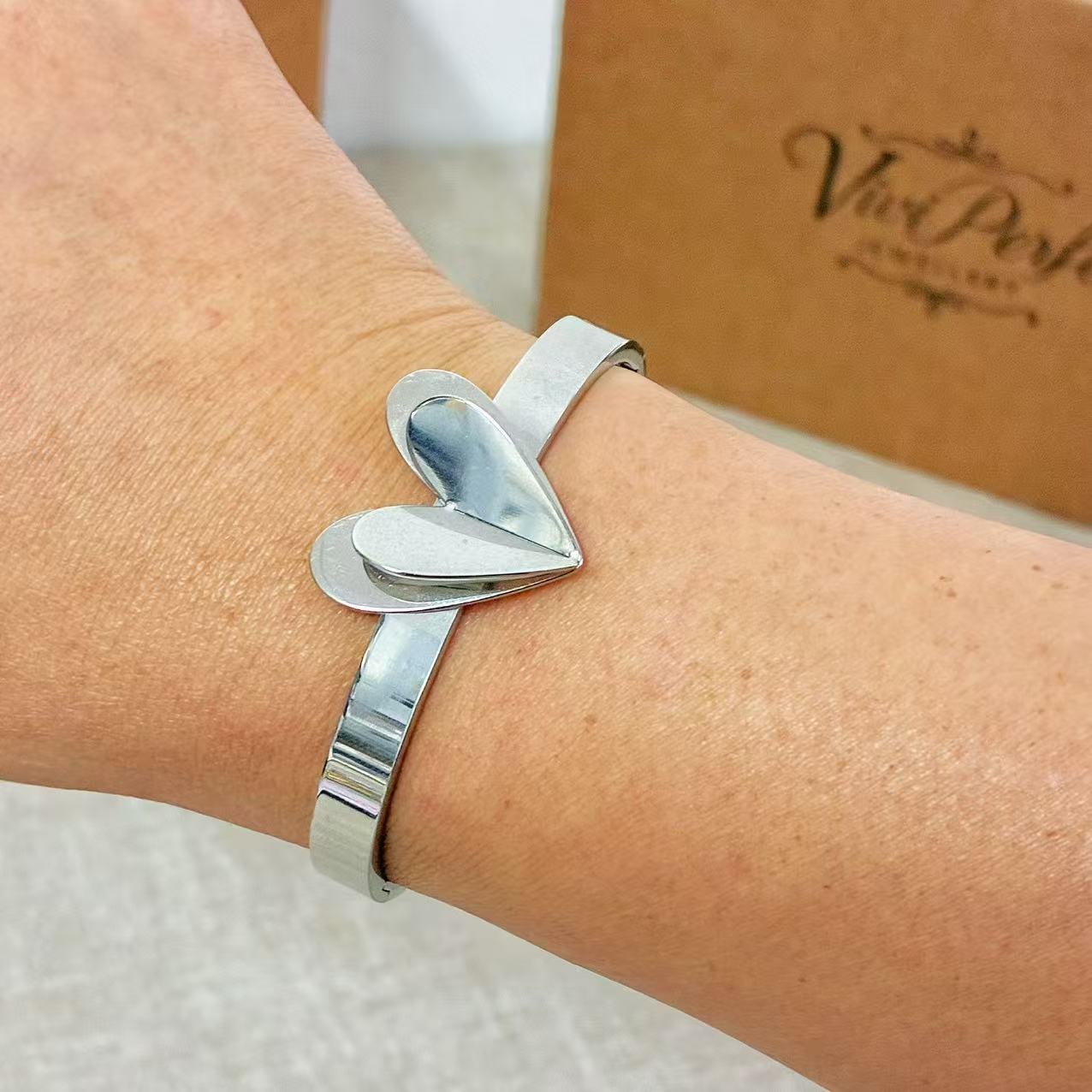 Bracciale rigido con cuore con la chiusura laterale