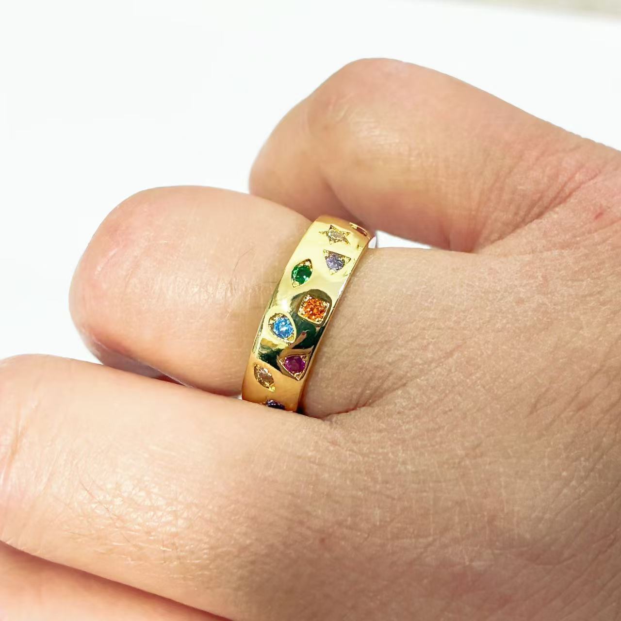 Anello Aperto con Gemme Multiformi – Stile Luminoso & Moderno