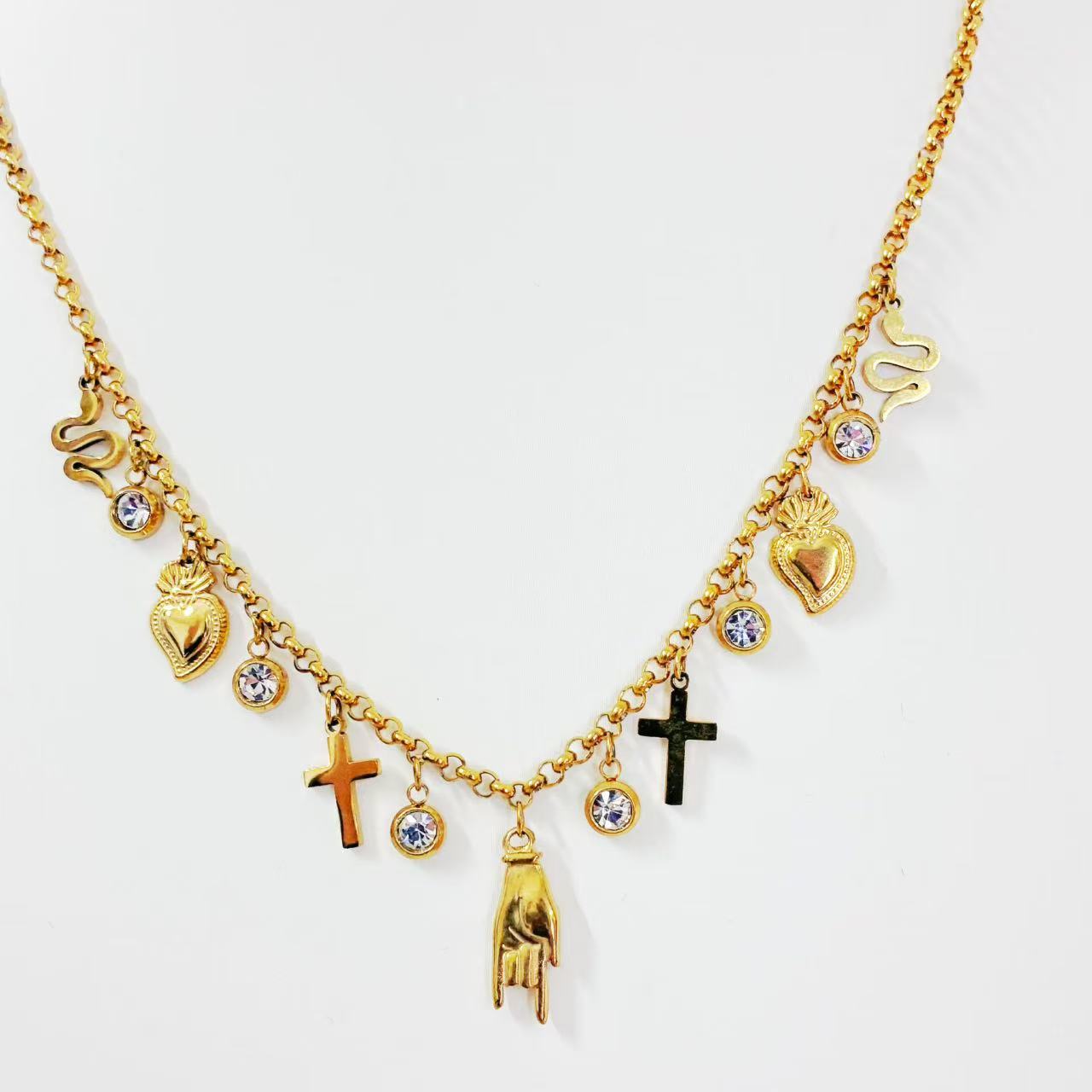 Collana con Ciondoli Misti – Stile Iconico e Ricco di Simboli