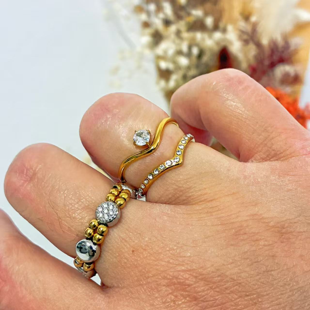 Anello Solitario Curvo – Design Minimal Ondulato