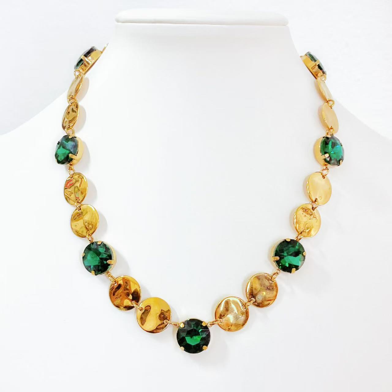 Collana con Elementi Rotondi Verde Smeraldo – Elegante e Sofisticata