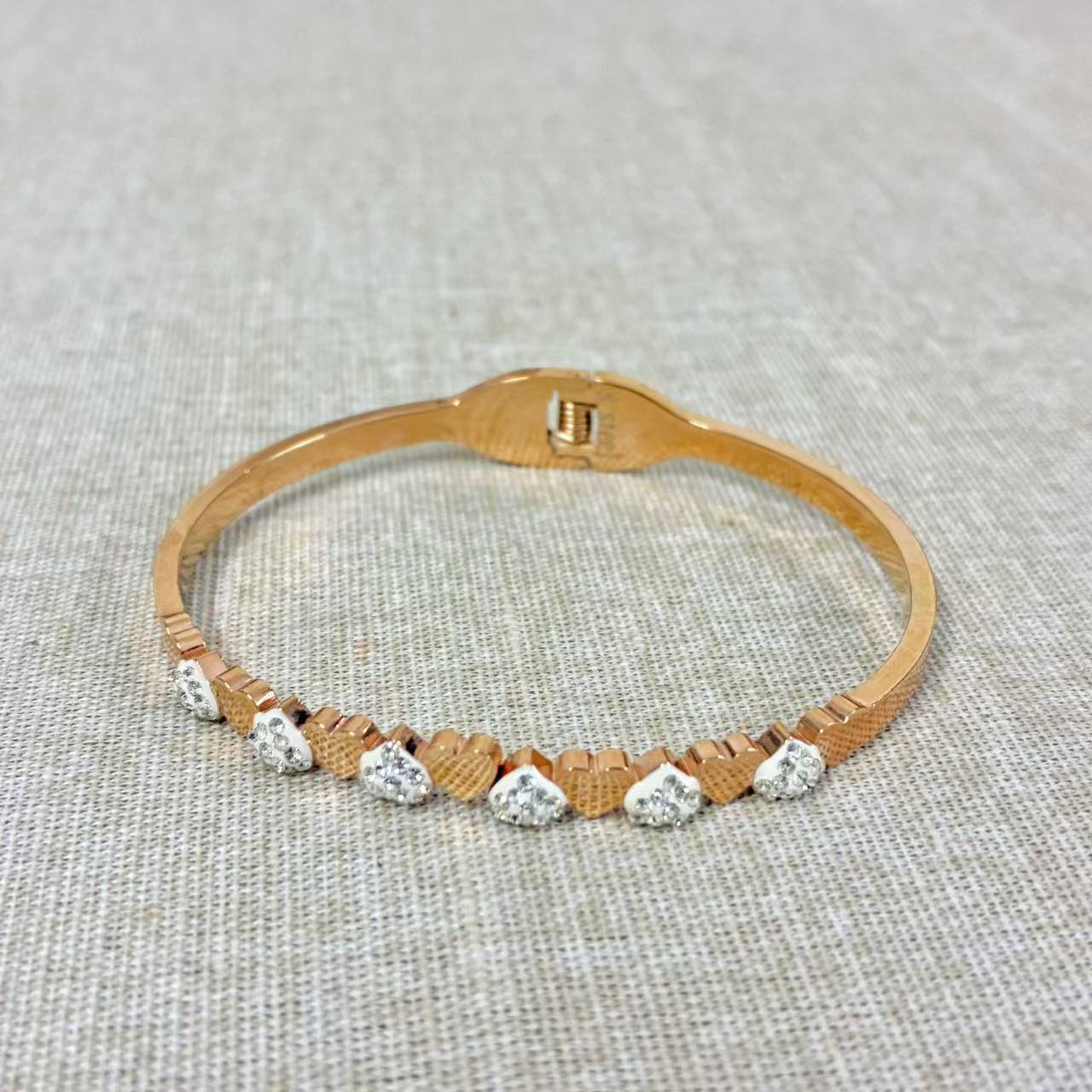 Bracciale rigido oro rosa con la chiusura a molla