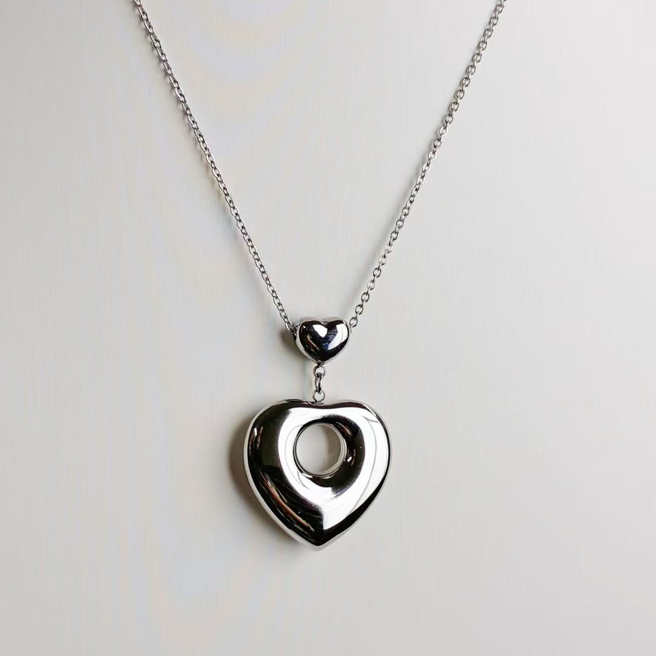 Collana “Cuore Lucente” – Eleganza Moderna con Dettaglio Hollow Heart