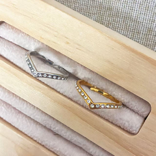 Anello Minimal con Profilo a V e File di Cristalli